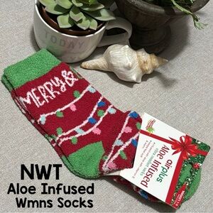 NWT Aloe Infused Cozy Socks-Holiday Themed-Wmns Sz 5-11-Red/White